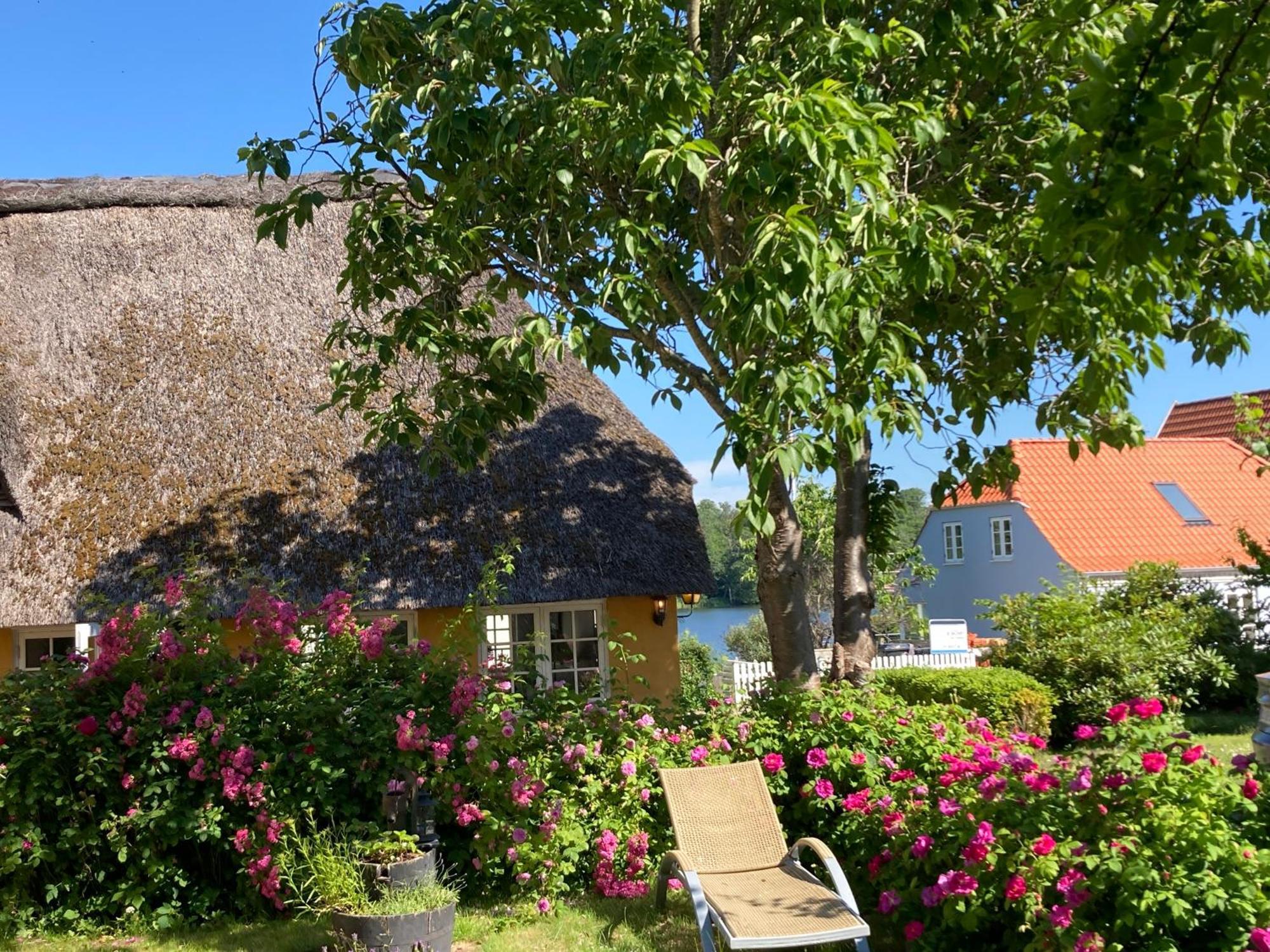 Den Gamle Skomager Hytte Ved Slotssoen Grasten Bagian luar foto